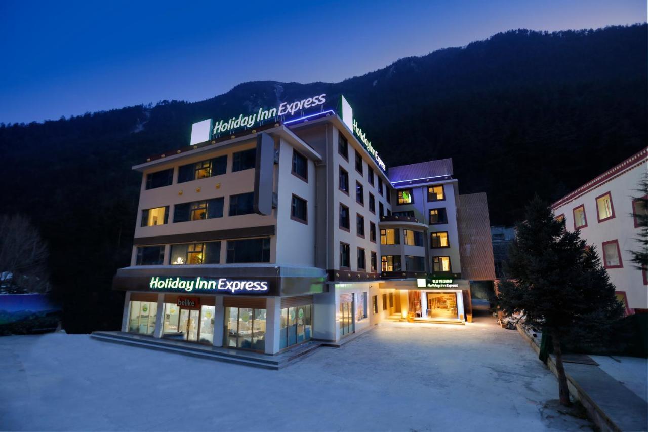 Holiday Inn Express Jiuzhaigou,Only 600 Meters To Jiuzhaigou Park By Ihg ภายนอก รูปภาพ
