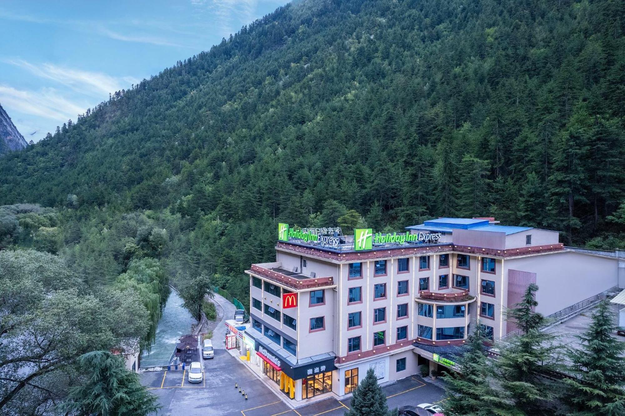 Holiday Inn Express Jiuzhaigou,Only 600 Meters To Jiuzhaigou Park By Ihg ภายนอก รูปภาพ