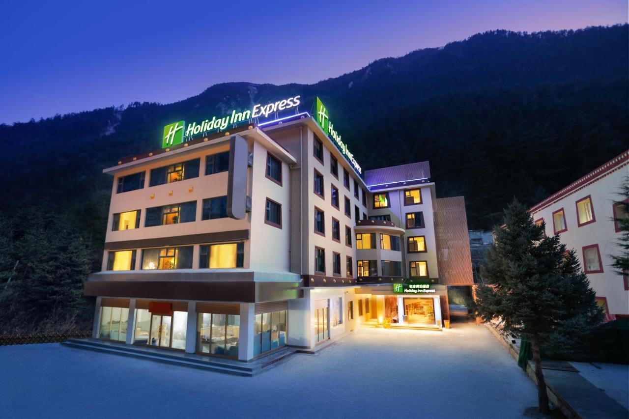 Holiday Inn Express Jiuzhaigou,Only 600 Meters To Jiuzhaigou Park By Ihg ภายนอก รูปภาพ